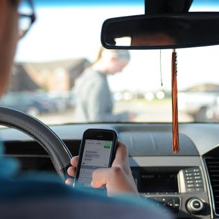 Distracted Driving - Advantage Car Rentals